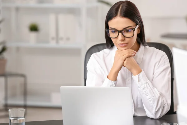 Piękna Młoda Bizneswoman Pracuje Biurze — Zdjęcie stockowe