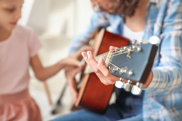 Privat Musiklärare Ger Gitarrlektioner Till Liten Flicka Hemma Närbild — Stockfoto