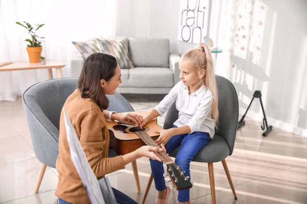 Privat Musiklärare Ger Gitarrlektioner Till Liten Flicka Hemma — Stockfoto