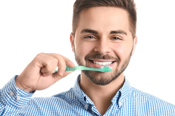 Glücklich Lächelnder Junger Mann Mit Zahnbürste Auf Weißem Hintergrund — Stockfoto