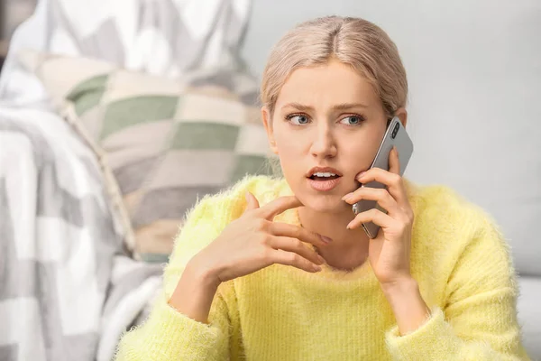 Mujer Joven Hablando Por Teléfono Móvil Casa —  Fotos de Stock