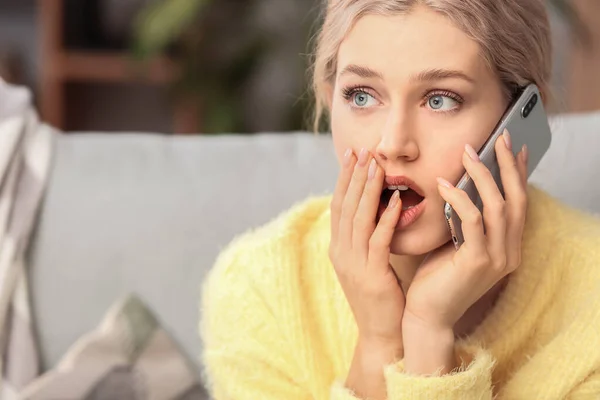 Mujer Joven Conmocionada Hablando Por Teléfono Móvil Casa —  Fotos de Stock