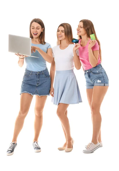 Jonge Vrouwen Met Laptop Creditcards Witte Achtergrond Online Winkelen Concept — Stockfoto