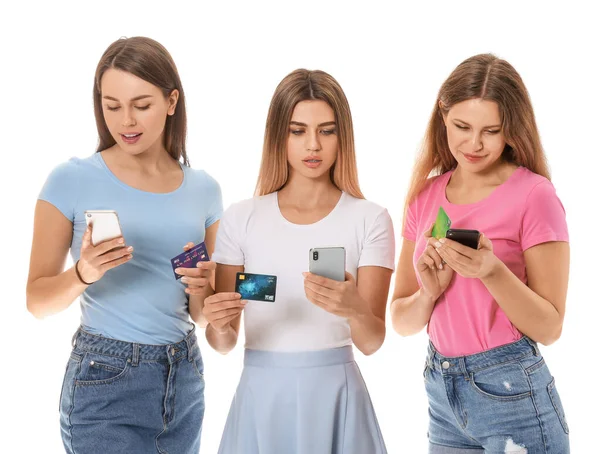 Mladé Ženy Mobilními Telefony Kreditními Kartami Bílém Pozadí Koncept Nakupování — Stock fotografie