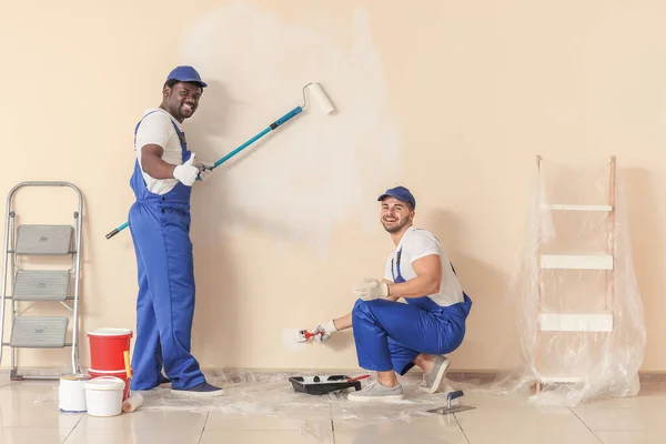 Male Painters Doing Repair Room — Stock Photo, Image