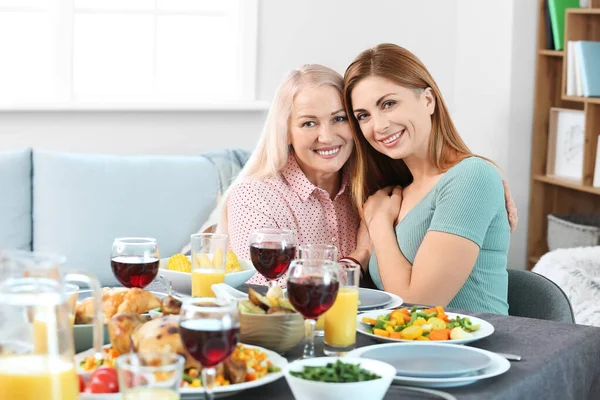 Mature Mother Adult Daughter Celebrating Thanksgiving Day Home — Stock Photo, Image