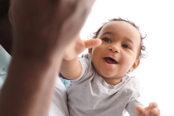 Africano Americano Homem Brincando Com Seu Bebê Bonito Casa — Fotografia de Stock