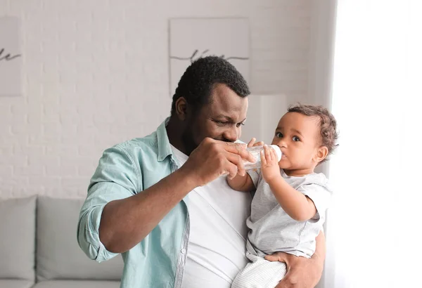 Afroameričan Dává Vodu Svému Roztomilému Dítěti Doma — Stock fotografie