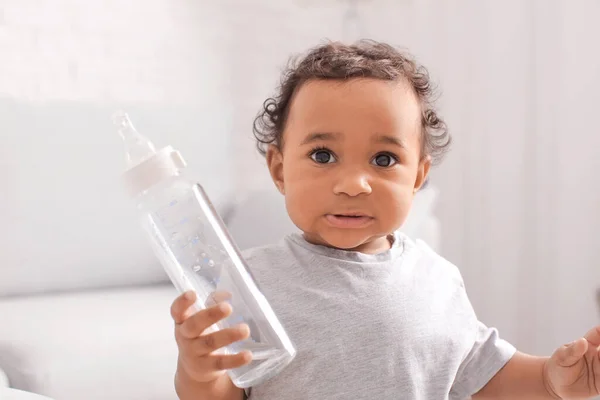 Афро Американский Ребенок Бутылкой Воды Дома — стоковое фото