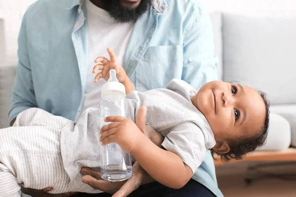 African American Man His Cute Baby Home — Stock Photo, Image