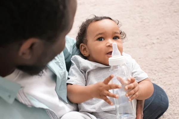 African American Man His Cute Baby Home — Stock Photo, Image