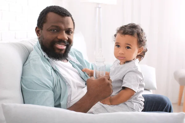 African American Man His Cute Baby Home — Stock Photo, Image