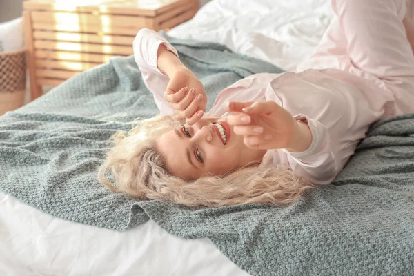 Ранок Красивої Молодої Жінки Лежить Ліжку — стокове фото