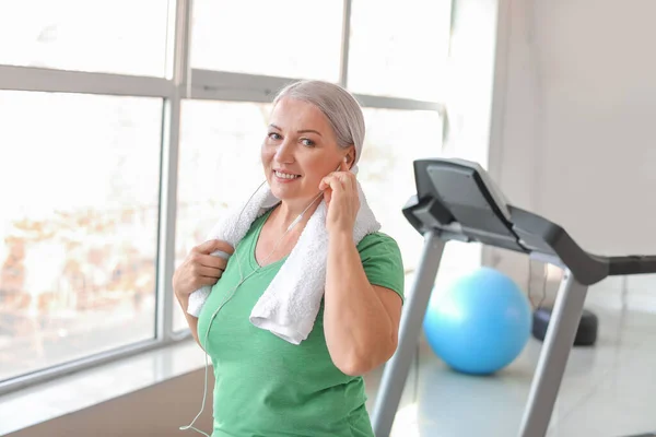 Sporty Mature Woman Listening Music Gym — Stock Photo, Image