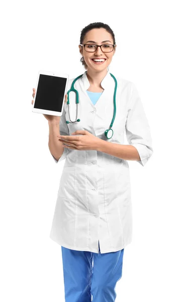 白色背景平板电脑的年轻女医生肖像 — 图库照片