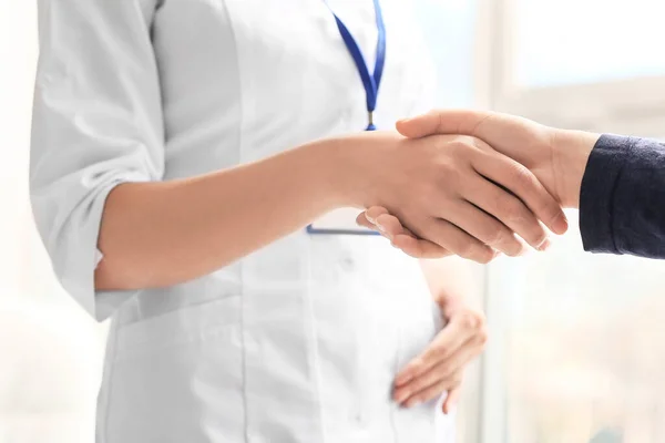 Patient Doctor Shaking Hands Clinic — Stock Photo, Image