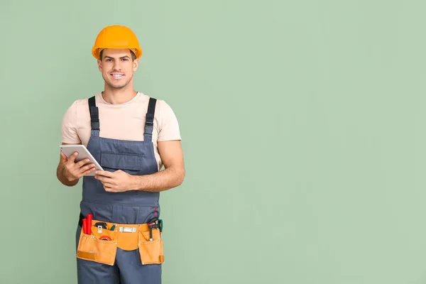 Trabajador Masculino Guapo Con Computadora Tableta Fondo Color — Foto de Stock