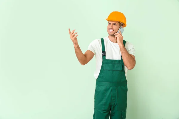 Hombre Guapo Trabajador Hablando Por Teléfono Fondo Color — Foto de Stock