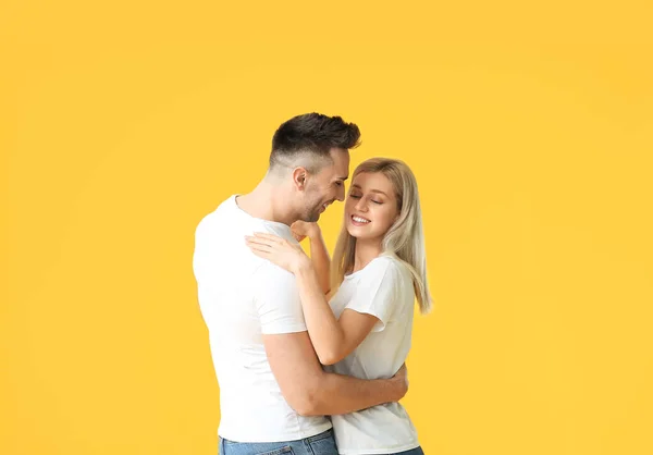 幸せなダンス若いカップル上の色の背景 — ストック写真