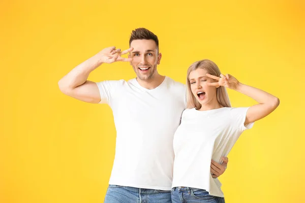 Happy Young Couple Showing Victory Gesture Color Background — Stock Photo, Image