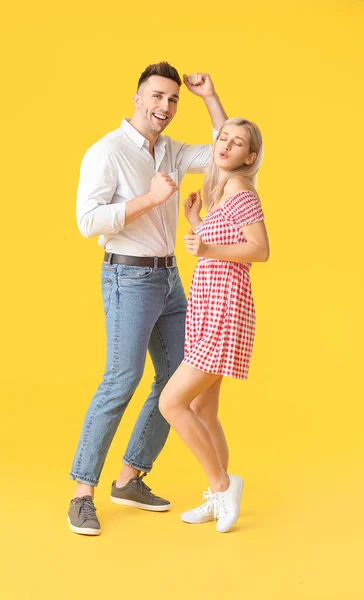 Feliz Pareja Joven Bailando Sobre Fondo Color — Foto de Stock