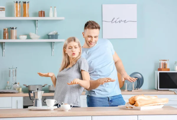 Fröhlich Tanzendes Junges Paar Der Küche — Stockfoto