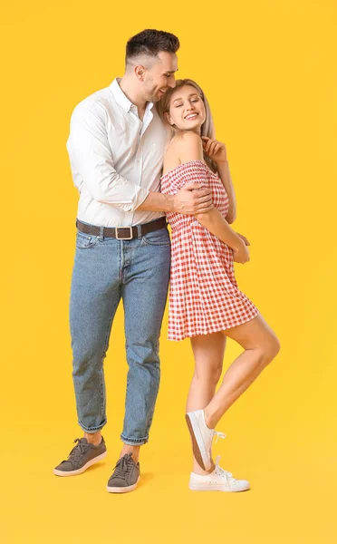 Feliz Pareja Joven Bailando Sobre Fondo Color — Foto de Stock