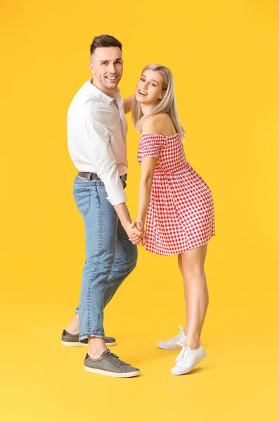 Feliz Pareja Joven Bailando Sobre Fondo Color — Foto de Stock