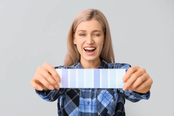 Mujer Joven Con Muestras Color Sobre Fondo Gris — Foto de Stock