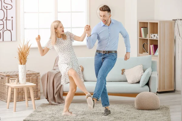 Feliz Pareja Joven Bailando Casa — Foto de Stock