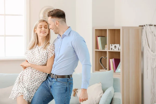 Feliz Pareja Joven Bailando Casa —  Fotos de Stock