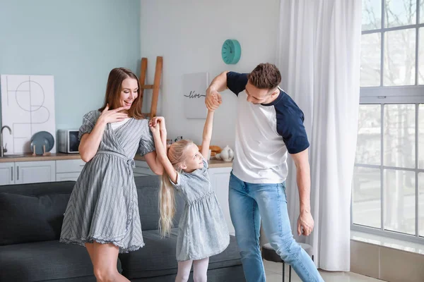 Szczęśliwy Rodzinny Taniec Kuchni — Zdjęcie stockowe
