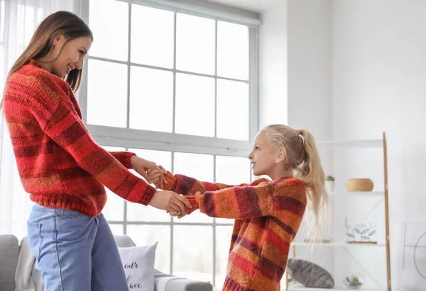 Gelukkig Moeder Haar Dochtertje Dansen Thuis — Stockfoto