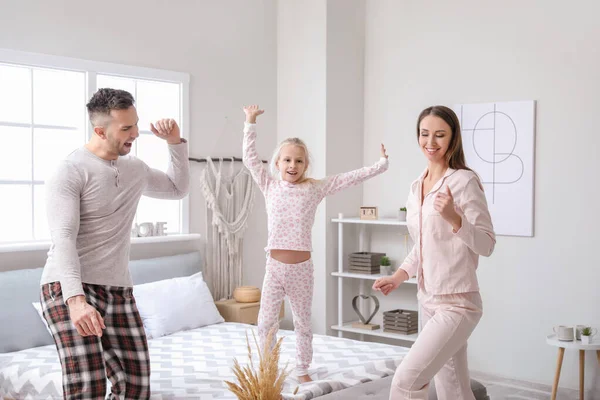 Happy Family Dancing Bedroom — ストック写真