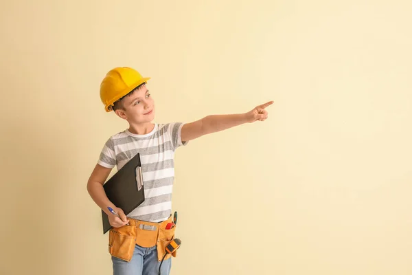 Lindo Pequeño Arquitecto Señalando Algo Fondo Luz — Foto de Stock