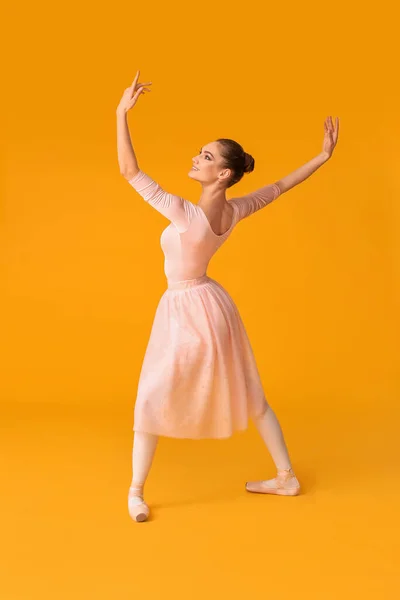 Hermosa Bailarina Joven Sobre Fondo Color —  Fotos de Stock