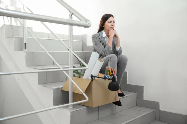 Merdiven Boşluğunda Oturan Üzgün Kadın — Stok fotoğraf