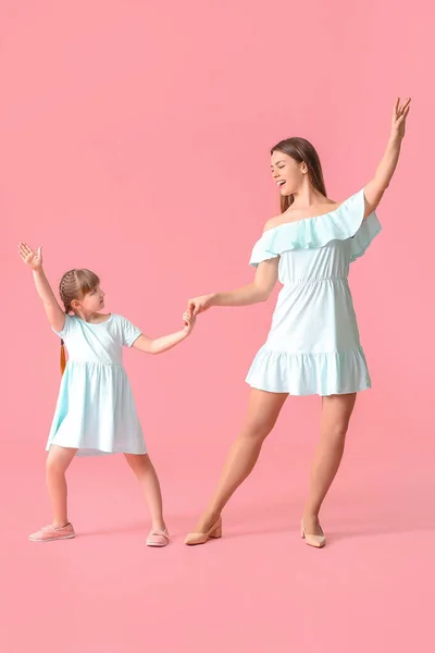 Ευτυχισμένη Μητέρα Και Κορούλα Της Χορεύουν Φόντο Χρώμα — Φωτογραφία Αρχείου