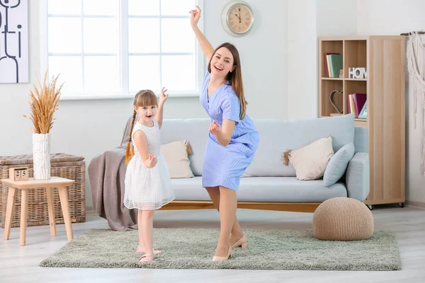 幸せな母親と彼女の小さな娘ダンスで自宅 — ストック写真