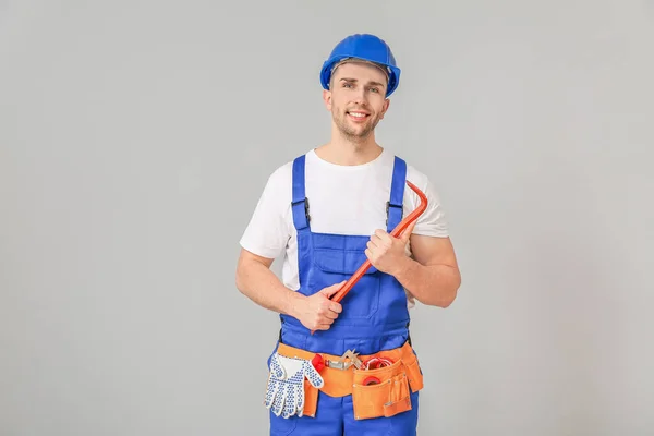 Hombre Guapo Trabajador Con Palanca Sobre Fondo Gris — Foto de Stock