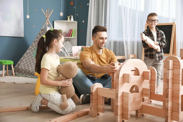 Pai Crianças Brincando Com Casa Descolagem Casa — Fotografia de Stock