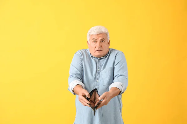 Trieste Senior Man Met Lege Portemonnee Kleur Achtergrond — Stockfoto