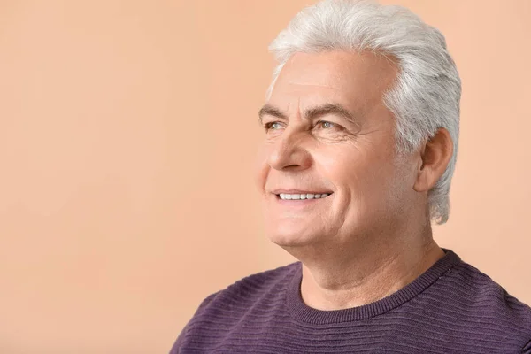 Älterer Mann Mit Gesunden Zähnen Auf Farbigem Hintergrund — Stockfoto
