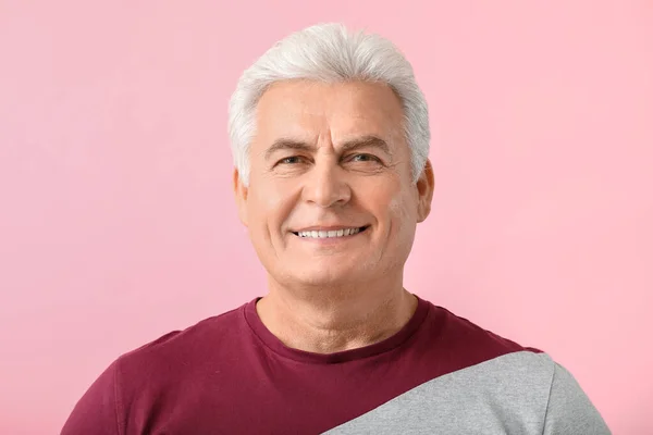 Älterer Mann Mit Gesunden Zähnen Auf Farbigem Hintergrund — Stockfoto