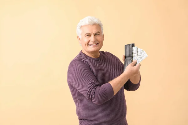 シニア男で財布上の色の背景 — ストック写真