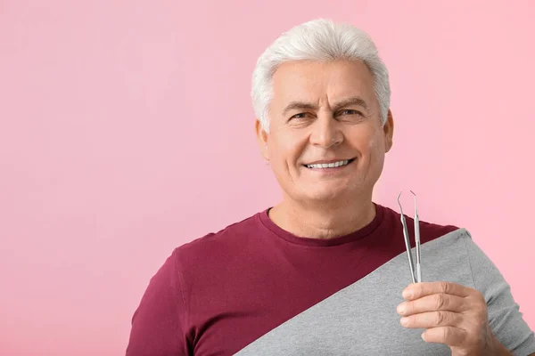 Senior Man Met Gezonde Tanden Tandheelkundig Gereedschap Kleur Achtergrond — Stockfoto