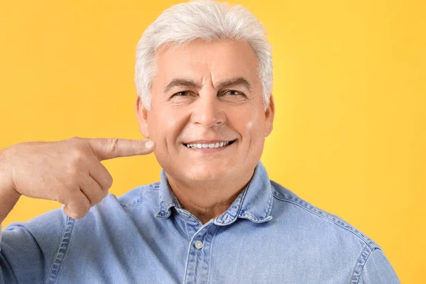 Senior Man Healthy Teeth Color Background — Stock Photo, Image