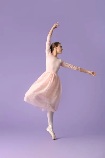 Hermosa Bailarina Joven Sobre Fondo Color — Foto de Stock