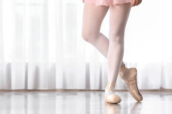 Pernas Bela Bailarina Jovem Estúdio Dança — Fotografia de Stock