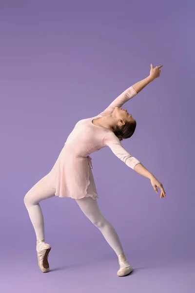 Bela Bailarina Jovem Fundo Cor — Fotografia de Stock